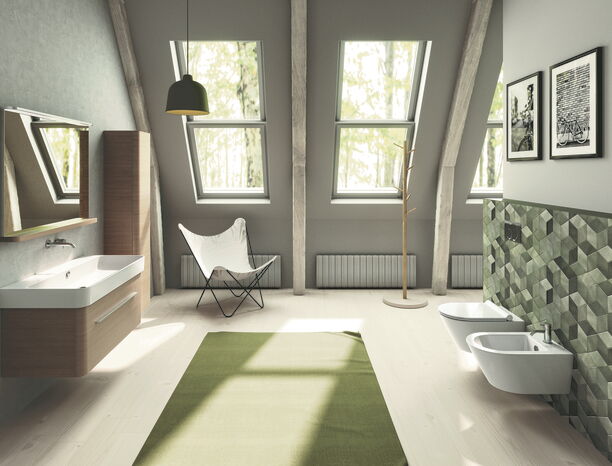 Modernes Badezimmer mit Waschbecken links, Toilette rechts, im Hintergrund Schrägdachfenster.